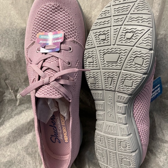 Ladies Skechers with memory foam - Picture 2 of 7